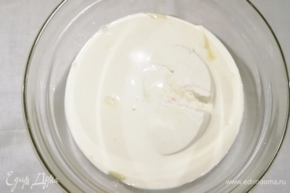 Прежде всего подготовим желатин. Сгущенное молоко и творожный сыр выкладываем в чашу. Сразу же вливаем сливки и желатин. Смешиваем все ингредиенты миксером.