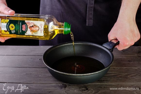 В глубокую сковороду налейте сыродавленое подсолнечное масло Vivid и разогрейте его. Обжаривате в нем наггетсы до золотистой корочки.