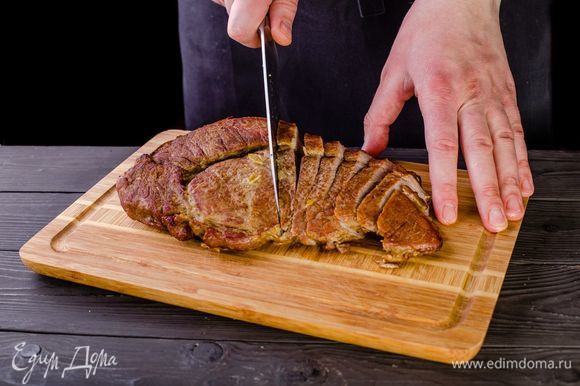 Нарежьте запеченное мясо ломтиками, выложите к нему приготовленные на гриле овощи.