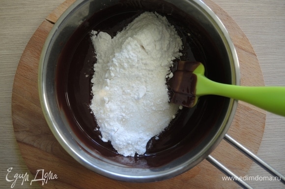 В горячую шоколадно-масляную смесь всыпать сахар и сахарную пудру.