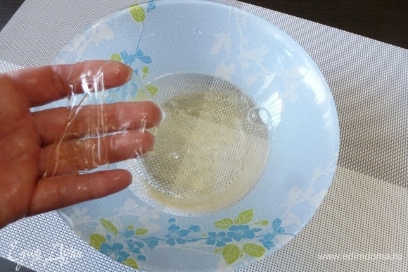 Листовой желатин замочить в воде, ориентируясь на инструкцию на пачке. Я взяла 3 листа желатина, это примерно 10 граммов.