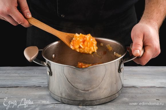 В сотейнике или кастрюле обжарьте на оливковом масле лук до золотистой корочки, затем добавьте помидоры, потушите все вместе.