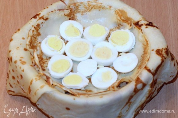 Последний слой — вареные яйца + 1 ч. л. топленого масла. Яйца можно выложить кружочками или мелко нарезать.