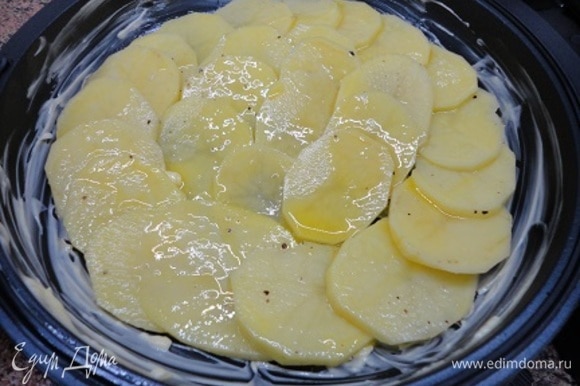 Уложить картофель, нарезанный кольцами, «чешуйкой», поливая каждый слой растопленным сливочным маслом. У меня весь картофель не поместился в тортильницу, поэтому и сливочное масло осталось.