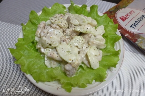 Пока нарезать салат айсберг, зеленый салат нарвать кусочками. Подойдет любой салатный микс, рукола, шпинат или листья пекинской капусты. На тарелку выкладываем салатный микс, а сверху — рыбный салат.