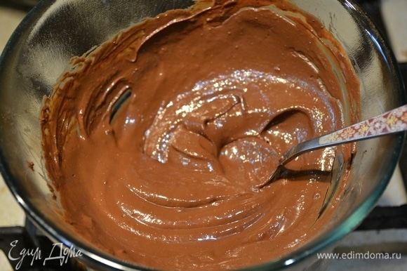 Шоколад с кокосовым маслом растопить на водяной бане.