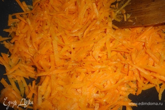 Потушить морковь до готовности на сливочном масле.