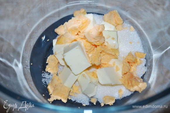 Отварите яйца вкрутую, отделите желтки. Масло комнатной температуры соедините с сахаром и желтками. Взбейте в миксере.