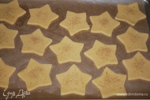 Печенье выложите на противень, выстеленный пекарской бумагой, посыпьте печенье коричневым сахаром. Выпекайте в разогретой духовке при 170°C 9–10 минут.