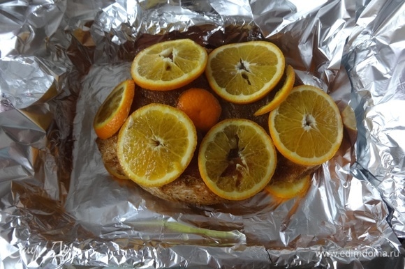 На апельсины кладем кусок мяса, поверх выложить остальные кружки апельсинов.