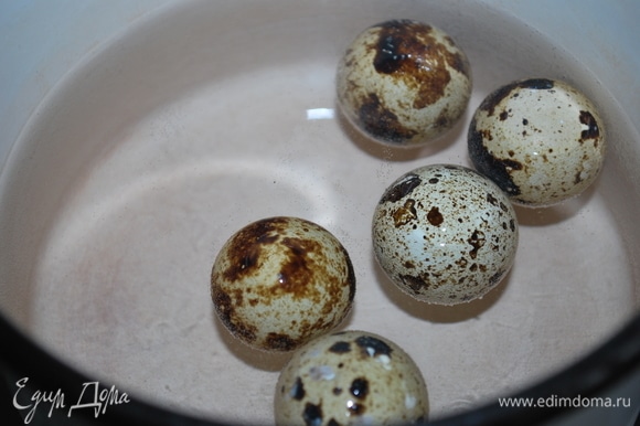 Сварите вкрутую перепелиные яйца, очистите их от скорлупы.