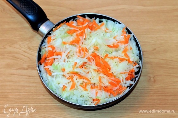 Соломкой нарезаем капусту и морковь, выкладываем к луку.