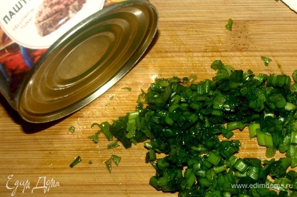Зеленый лук (только зеленную часть) мелко режем.