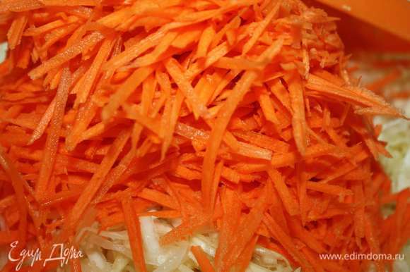 Морковь натереть на терке для корейских салатов (или на крупной терке).