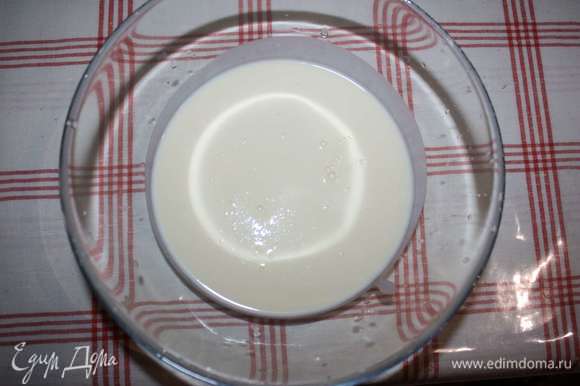 Приготовим заварной крем: 1 яйцо растереть с 4 ст. ложками муки, добавить постепенно 0,8 стакана молока. Смешать все до однородной консистенции.
