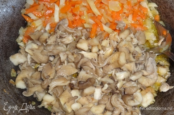 Добавить нарезанные грибы в сковороду к овощам, перемешать.
