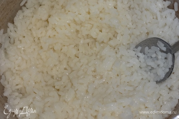 Для гарнира отварить рис.