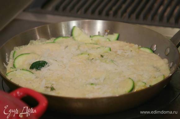 Обжаренные овощи посолить, добавить листья тимьяна, половину натертого сыра, сверху вылить взбитые яйца и посыпать оставшимся сыром, накрыть сковороду крышкой и готовить пару минут.