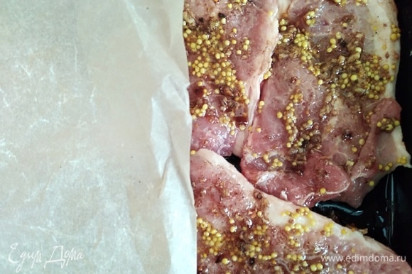 Ароматной смесью смазать куски свинины, переложить в форму, накрыть бумагой для выпечки. Готовить 25–30 минут.