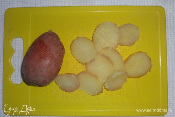 Для начинки картофель отварить в мундире до полуготовности. Картофель почистить и нарезать тонкими кружками.