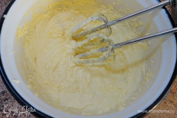 Мягкое сливочное масло с сахаром взбиваем минут 7 до пышной массы. Не переставая взбивать, по одному вводим яйца, после каждого яйца добавляем по 1 ст. л. муки.