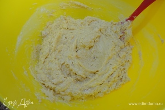 Оставшуюся муку смешиваем с пряностями, высыпаем к масляно-яичной смеси и замешиваем тесто.