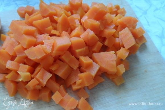 Отварную морковь нарезать кубиком. Также из моркови я вырезала сердечки для украшения.