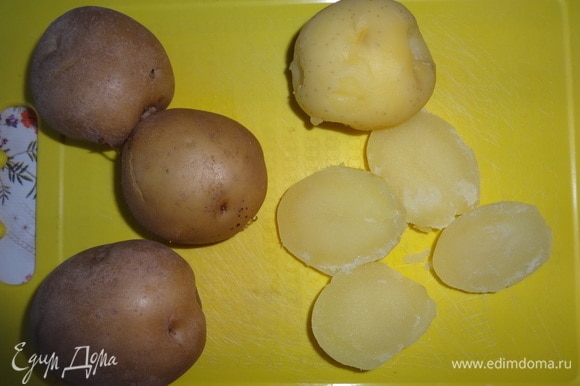 Вареный картофель очистить от кожуры, нарезать кружками.