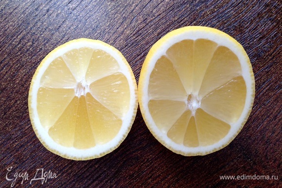 Из двух лимонов выжать сок.