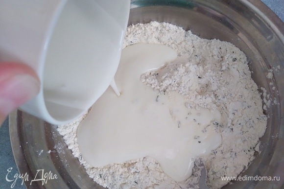 Влить в муку кефир и половину молока. Вымесить все вместе, если слишком плотно, влить оставшееся молоко.