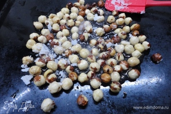 Противень смачиваем холодной водой и выкладываем карамелизированные орехи.