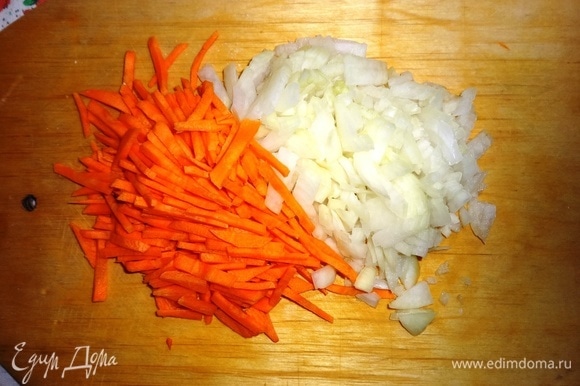 Лук и морковь почистить, вымыть, обсушить. Морковь нарезать соломкой, лук — мелкими кубиками.