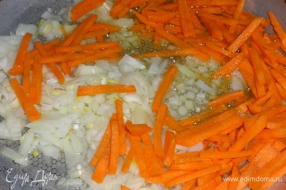 В сковороде разогреть 3 ст. л. растительного масла, положить лук и морковь и обжаривать до румяности.