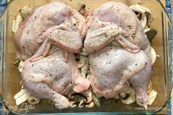 Разрезать цыплят пополам и положить в миску с грибами и специями на 20–30 минут.