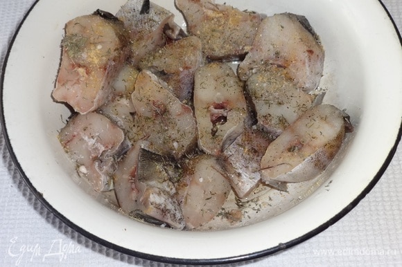 Посыпать рыбу солью, сушеным тимьяном, кардамоном, полить лимонным соком и 2 ст. л. растительного масла, перемешать. Дать рыбе постоять 30 минут.