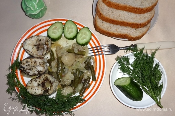 Рыбу с овощами разложить по порциям. Украсить зеленью и свежими овощами. Угощайтесь! Приятного аппетита!