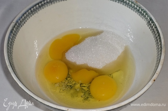 Яйца соединить с сахаром, ванилином, солью, взбить.