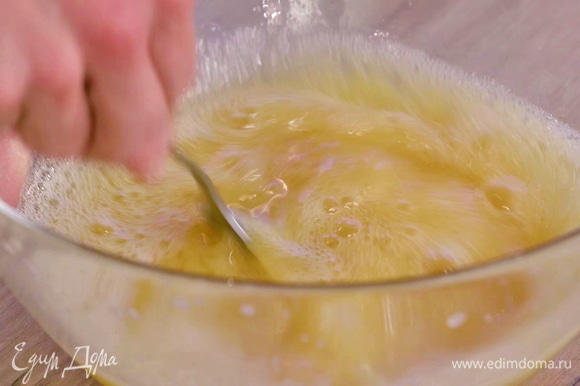 Добавить к яйцу яблочный сок, мед и оливковое масло, взбить до однородности.