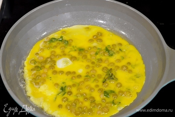 В сковороде разогрейте оливковое масло, влейте яичную смесь.