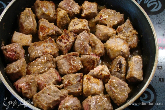 В глубокой сковороде разогреть 2 ст. л. оливкового масла и 1 ст. л. сливочного масла, обжарить мясо до золотистой корочки. Выложить мясо на блюдо.