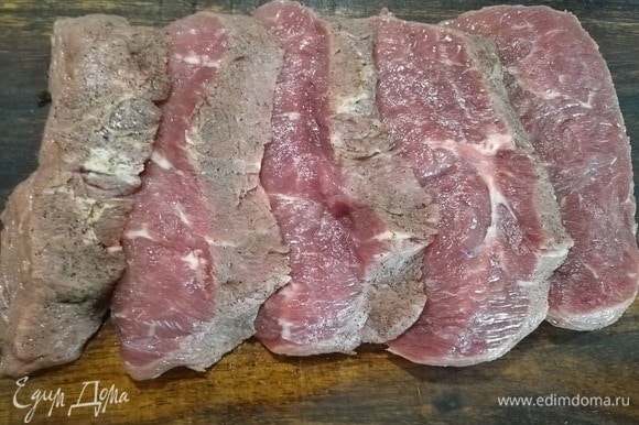 Замаринованное мясо нарезать на пласты толщиной в 1 см.