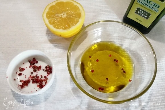 Приготовим заправку, соединив 3 ст. л. оливкового масла, щепотку соли, лимонный сок и горошины розового перца.
