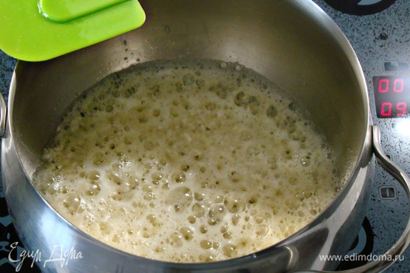 Прогреть рис в течение двух-трех минут, чтобы рис пропитался маслом.