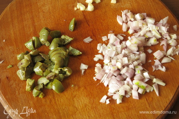 Нарезаем мелко лук, чеснок и оливки.