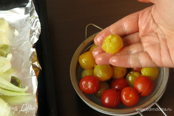 Снимаем кожицу с томатов.