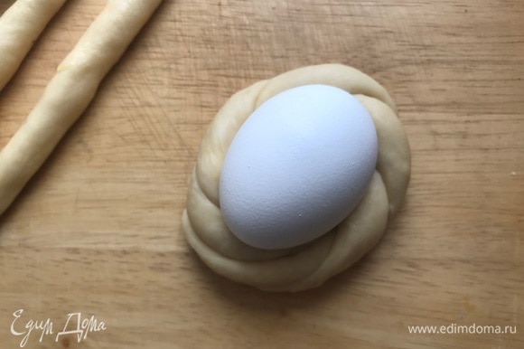 Оборачиваем яйцо жгутиком из теста.