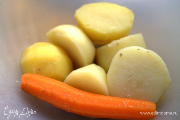 Картофель отварить с морковью.