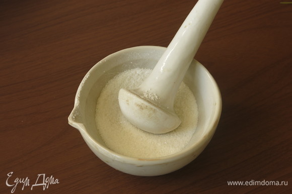 Измельчаем сахар (пудра слишком мелкая, не дает кристалликов, а сахар без измельчения крупный).