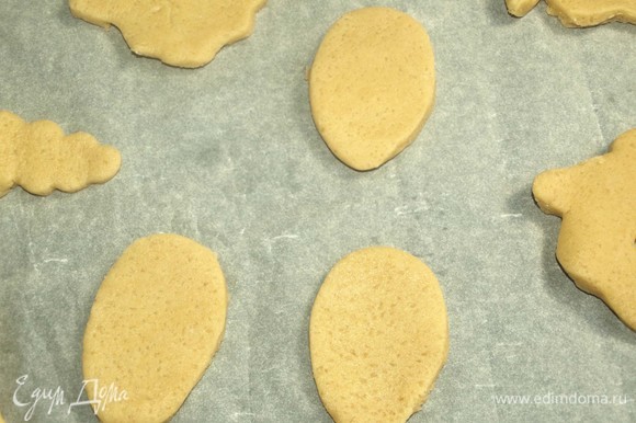 Аккуратно перекладываем на противень бумагу с печеньем. Можно просто смазать печенье желтком и посыпать сахаром. Отправляем в заранее разогретую до 180°C духовку. 10–12 минут достаточно. Следите, чтоб печенье не подгорело.