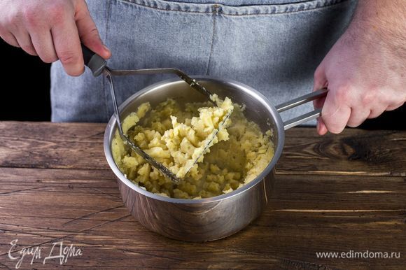 Из картофельных вегенсов приготовьте пюре при помощи толкушки.